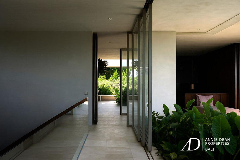 LEASEHOLD | TROPICAL BRUTALIST ARCHITECTURE OFFERS STUNNING RICE FIELD VIEWS