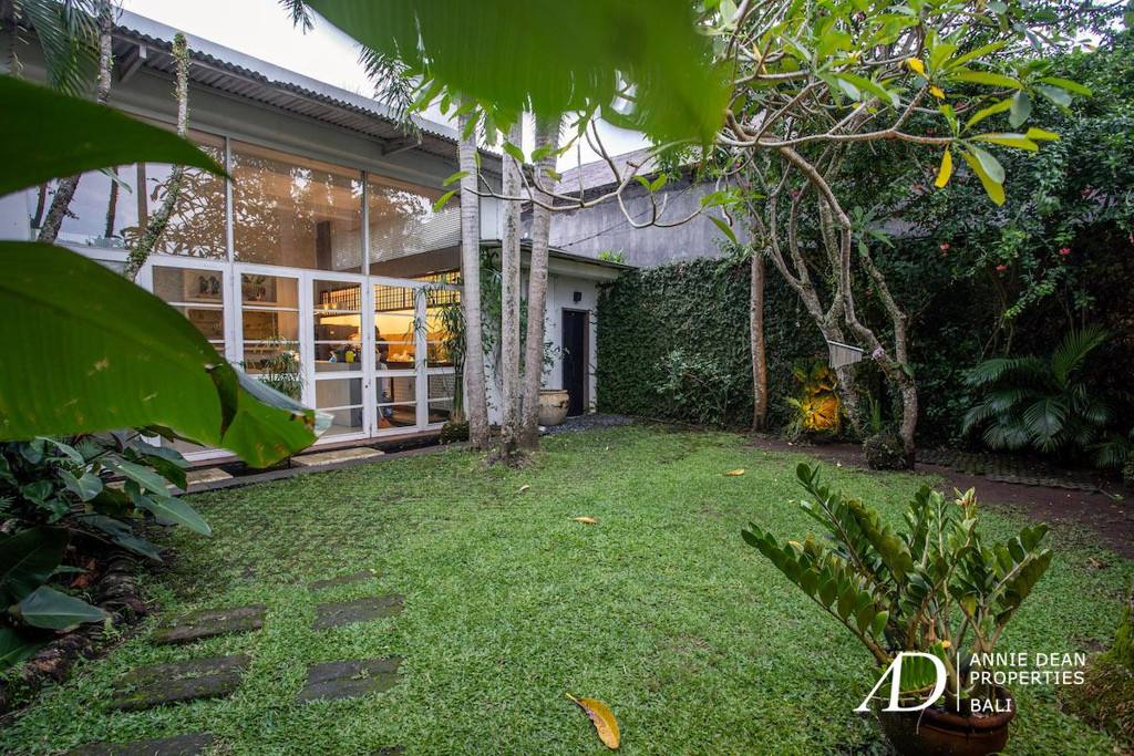 FREEHOLD | PRIME ESTATE WITH DEVELOPMENT LAND NEAR KEDUNGU BEACH