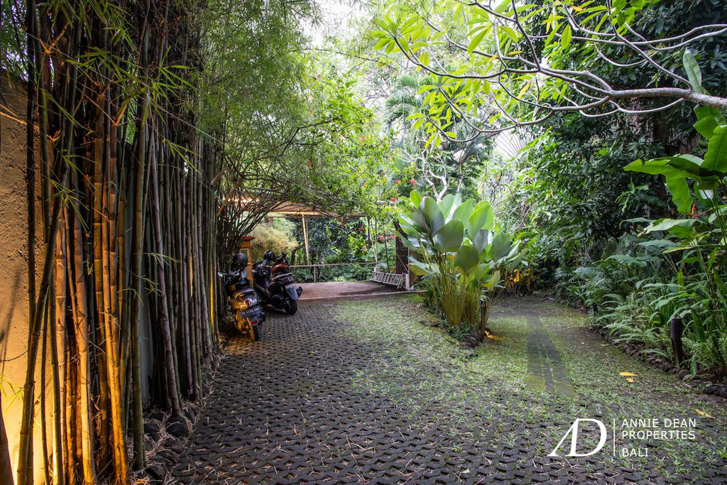 FREEHOLD | PRIME ESTATE WITH DEVELOPMENT LAND NEAR KEDUNGU BEACH