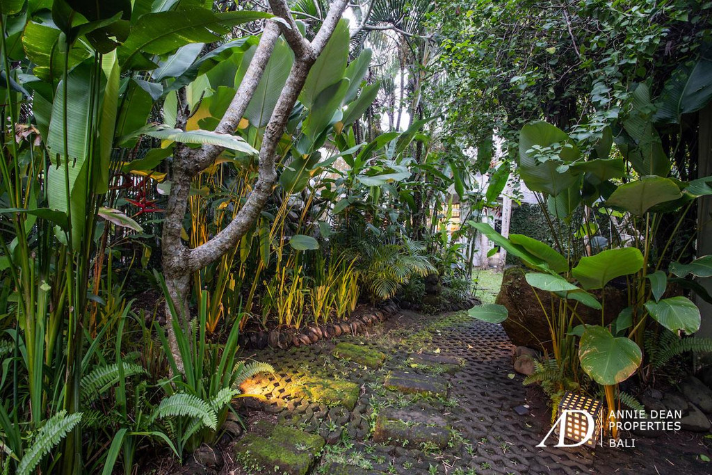 FREEHOLD | PRIME ESTATE WITH DEVELOPMENT LAND NEAR KEDUNGU BEACH