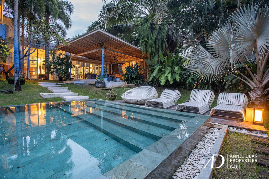 FREEHOLD | PRIME ESTATE WITH DEVELOPMENT LAND NEAR KEDUNGU BEACH