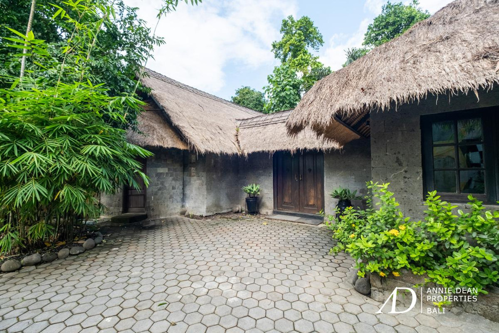 YEARLY RENTAL | BALINESE STYLE VILLA WITH LARGE GARDEN IN PRIME SEMINYAK