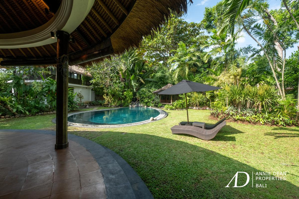 YEARLY RENTAL | BALINESE STYLE VILLA WITH LARGE GARDEN IN PRIME SEMINYAK