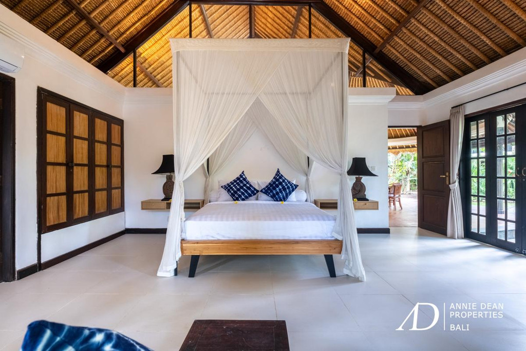 YEARLY RENTAL | BALINESE STYLE VILLA WITH LARGE GARDEN IN PRIME SEMINYAK