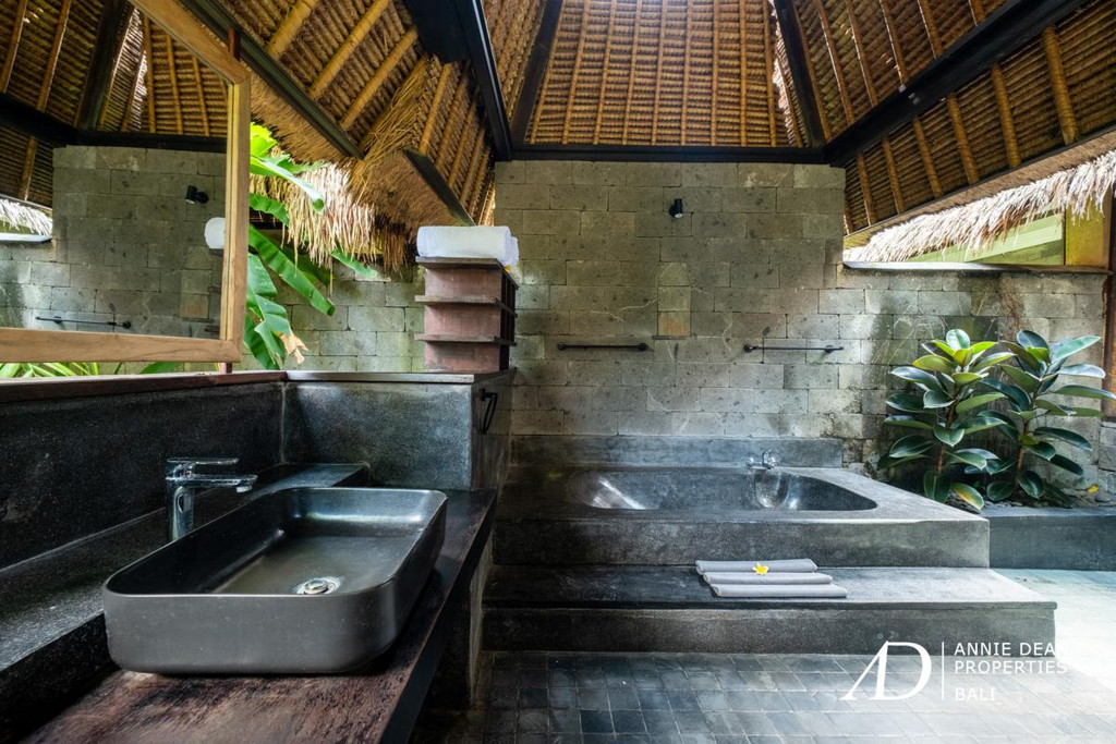 YEARLY RENTAL | BALINESE STYLE VILLA WITH LARGE GARDEN IN PRIME SEMINYAK