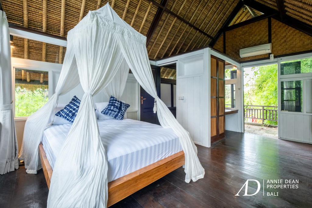 YEARLY RENTAL | BALINESE STYLE VILLA WITH LARGE GARDEN IN PRIME SEMINYAK