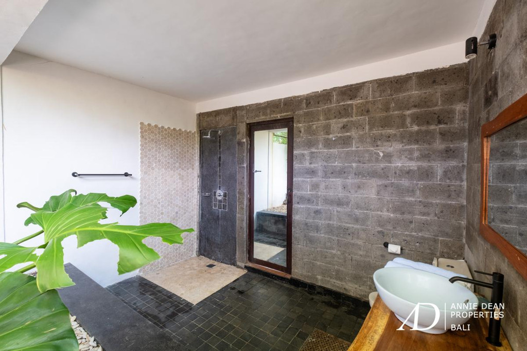 YEARLY RENTAL | BALINESE STYLE VILLA WITH LARGE GARDEN IN PRIME SEMINYAK