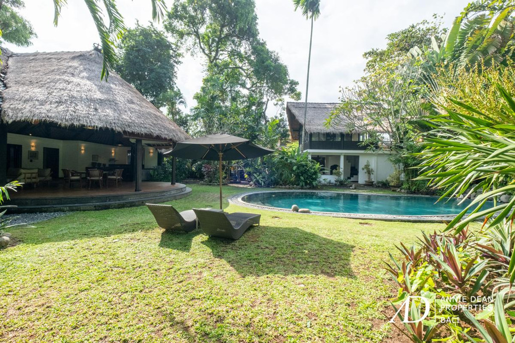 YEARLY RENTAL | BALINESE STYLE VILLA WITH LARGE GARDEN IN PRIME SEMINYAK