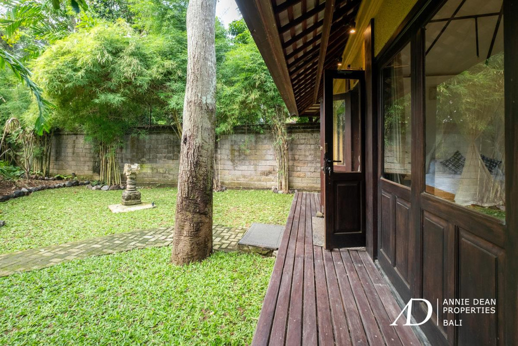 YEARLY RENTAL | BALINESE STYLE VILLA WITH LARGE GARDEN IN PRIME SEMINYAK