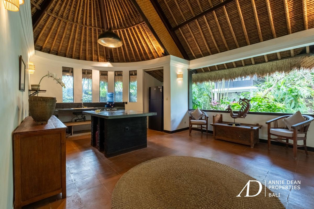 YEARLY RENTAL | BALINESE STYLE VILLA WITH LARGE GARDEN IN PRIME SEMINYAK