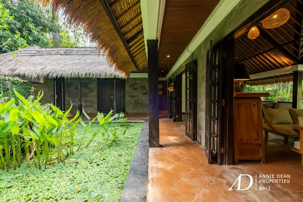 YEARLY RENTAL | BALINESE STYLE VILLA WITH LARGE GARDEN IN PRIME SEMINYAK