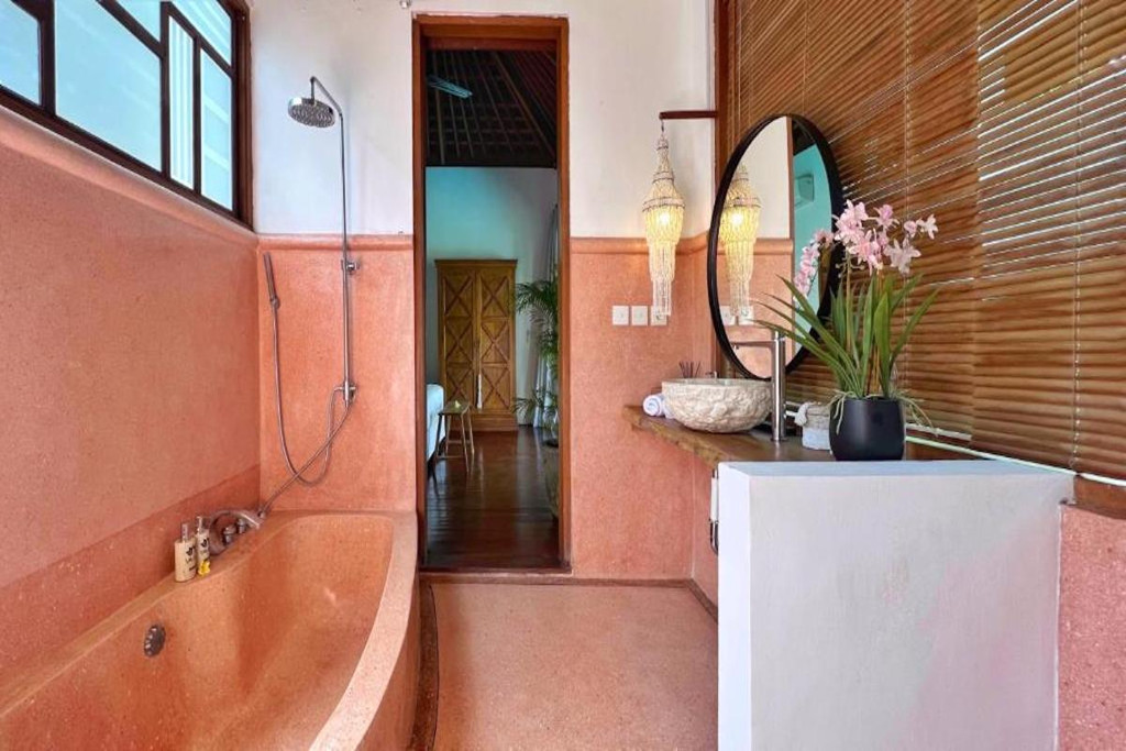 LEASEHOLD (19.5 YEARS) | 5-BEDROOM VILLA WITH LARGE GARDEN IN CENTRAL SEMINYAK