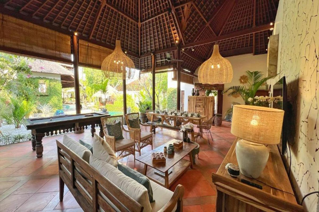 LEASEHOLD (19.5 YEARS) | 5-BEDROOM VILLA WITH LARGE GARDEN IN CENTRAL SEMINYAK