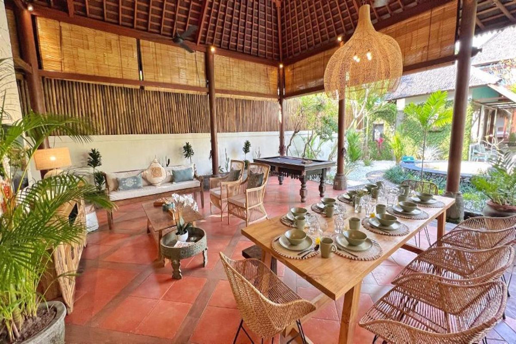 LEASEHOLD (19.5 YEARS) | 5-BEDROOM VILLA WITH LARGE GARDEN IN CENTRAL SEMINYAK