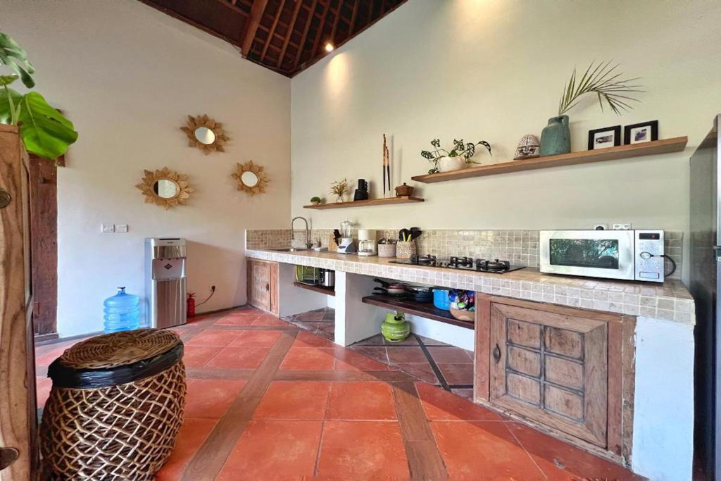 LEASEHOLD (19.5 YEARS) | 5-BEDROOM VILLA WITH LARGE GARDEN IN CENTRAL SEMINYAK