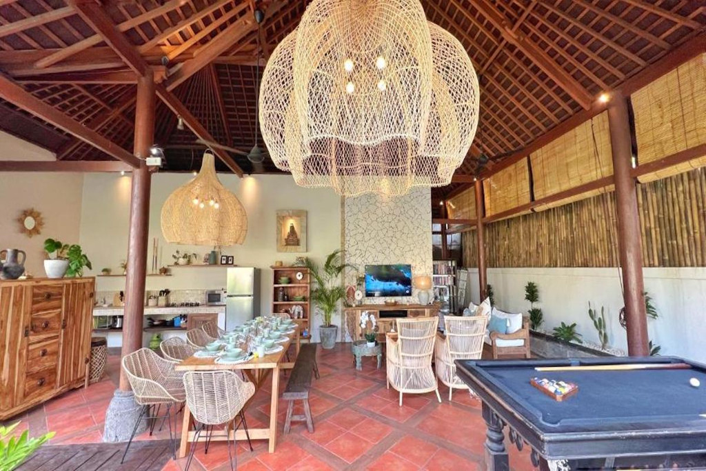 LEASEHOLD (19.5 YEARS) | 5-BEDROOM VILLA WITH LARGE GARDEN IN CENTRAL SEMINYAK