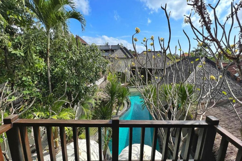 LEASEHOLD (19.5 YEARS) | 5-BEDROOM VILLA WITH LARGE GARDEN IN CENTRAL SEMINYAK