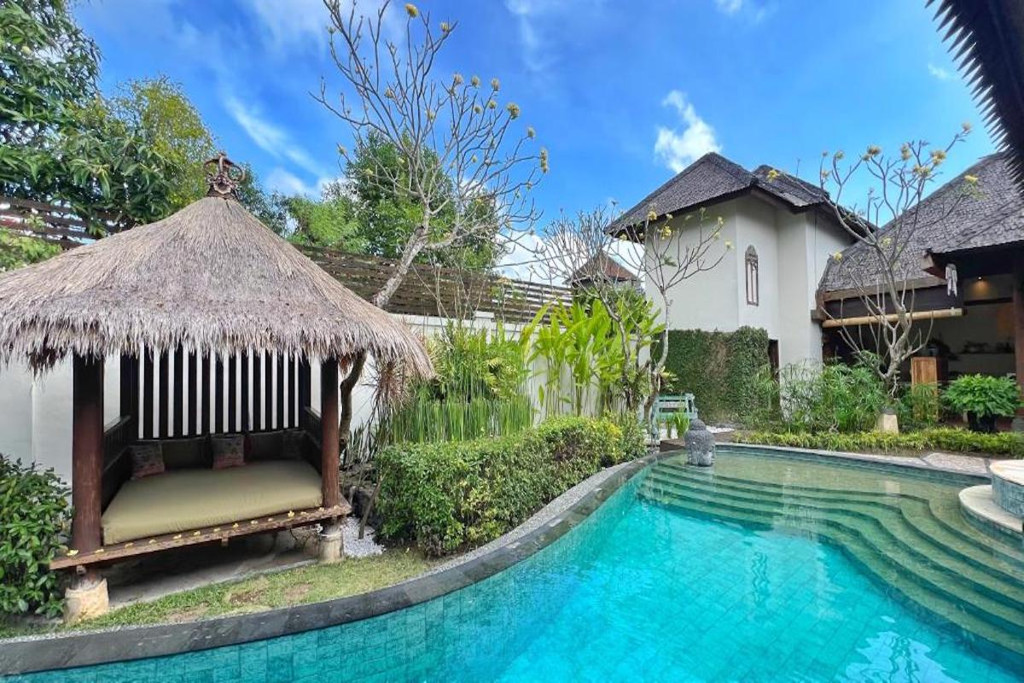 LEASEHOLD (19.5 YEARS) | 5-BEDROOM VILLA WITH LARGE GARDEN IN CENTRAL SEMINYAK