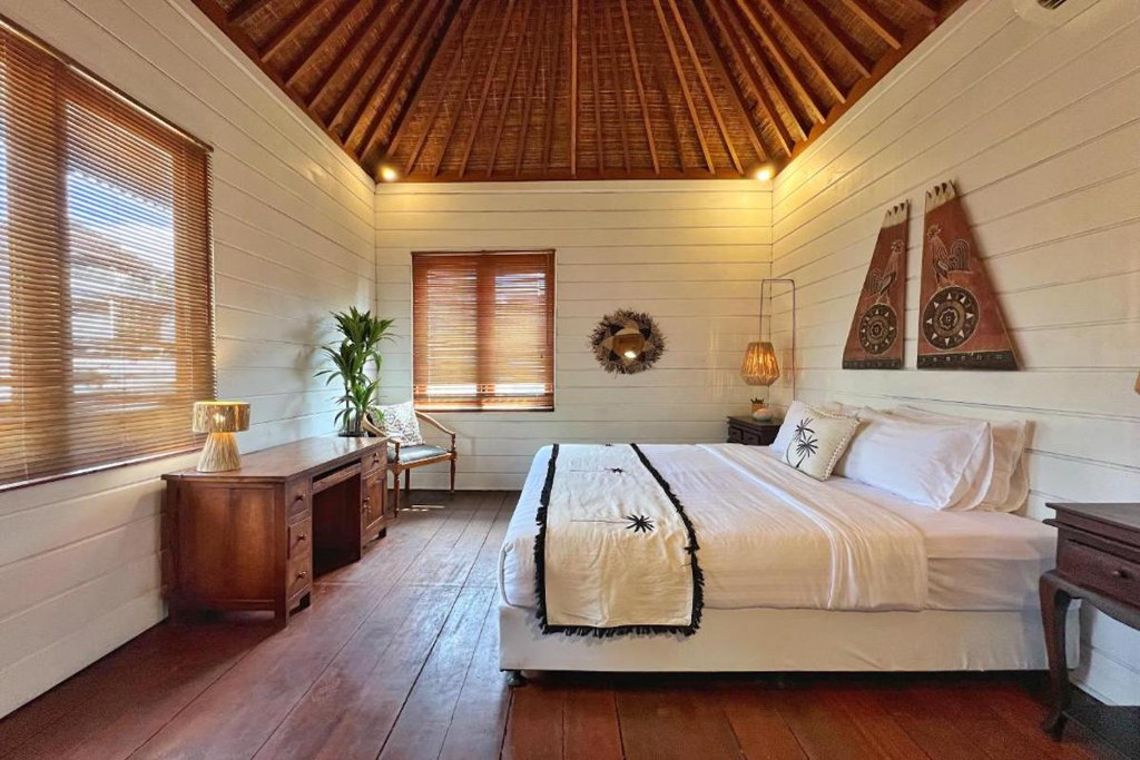 LEASEHOLD (19.5 YEARS) | 5-BEDROOM VILLA WITH LARGE GARDEN IN CENTRAL SEMINYAK