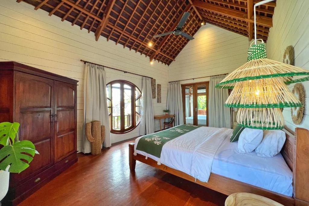 LEASEHOLD (19.5 YEARS) | 5-BEDROOM VILLA WITH LARGE GARDEN IN CENTRAL SEMINYAK