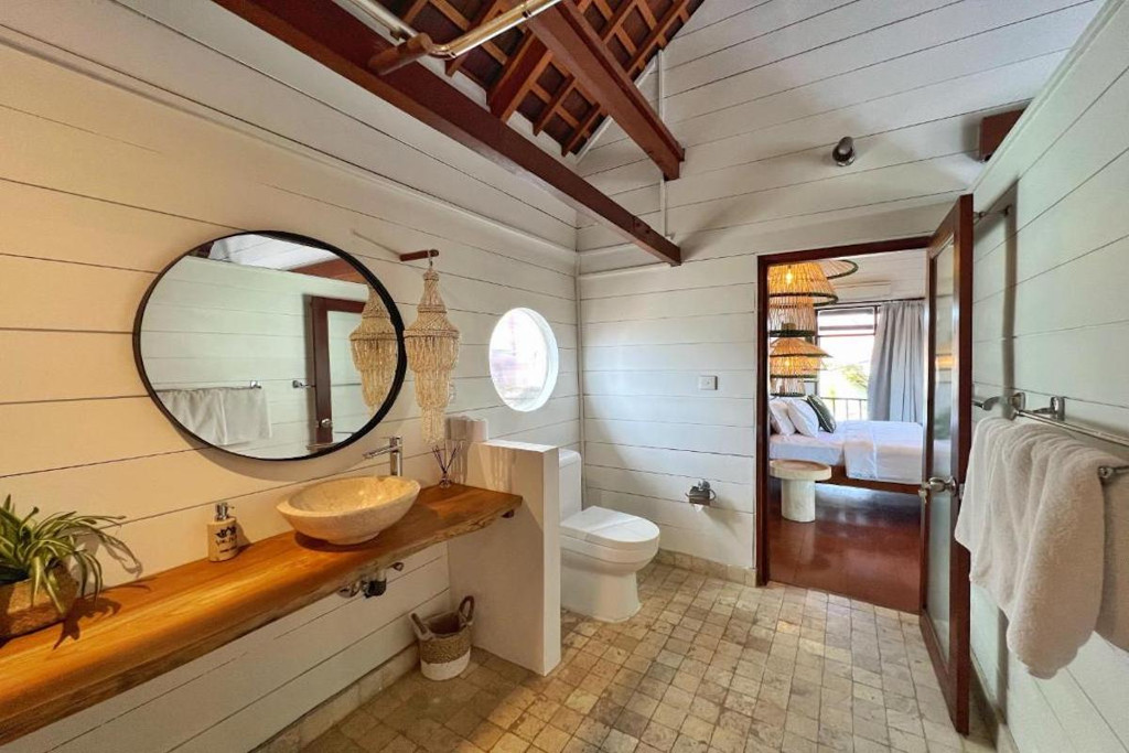 LEASEHOLD (19.5 YEARS) | 5-BEDROOM VILLA WITH LARGE GARDEN IN CENTRAL SEMINYAK