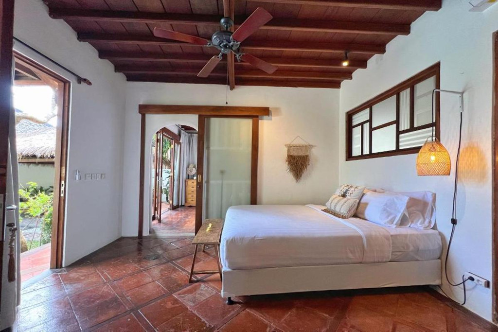 LEASEHOLD (19.5 YEARS) | 5-BEDROOM VILLA WITH LARGE GARDEN IN CENTRAL SEMINYAK