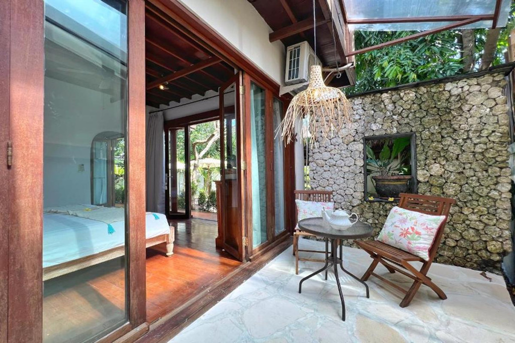 LEASEHOLD (19.5 YEARS) | 5-BEDROOM VILLA WITH LARGE GARDEN IN CENTRAL SEMINYAK