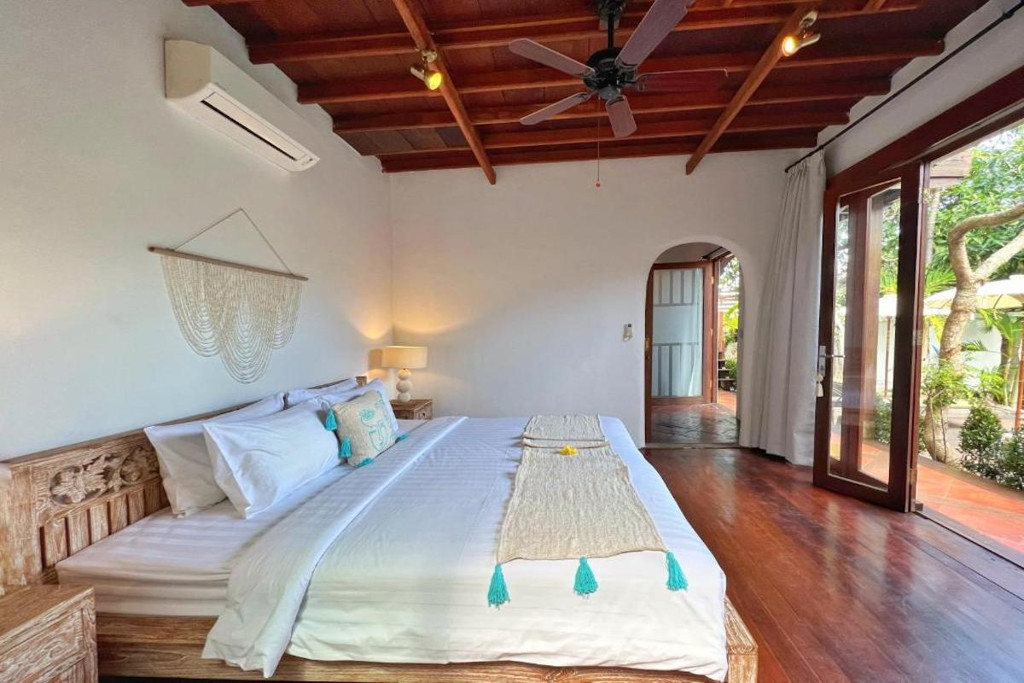 LEASEHOLD (19.5 YEARS) | 5-BEDROOM VILLA WITH LARGE GARDEN IN CENTRAL SEMINYAK