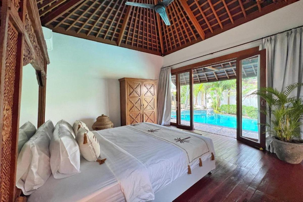 LEASEHOLD (19.5 YEARS) | 5-BEDROOM VILLA WITH LARGE GARDEN IN CENTRAL SEMINYAK