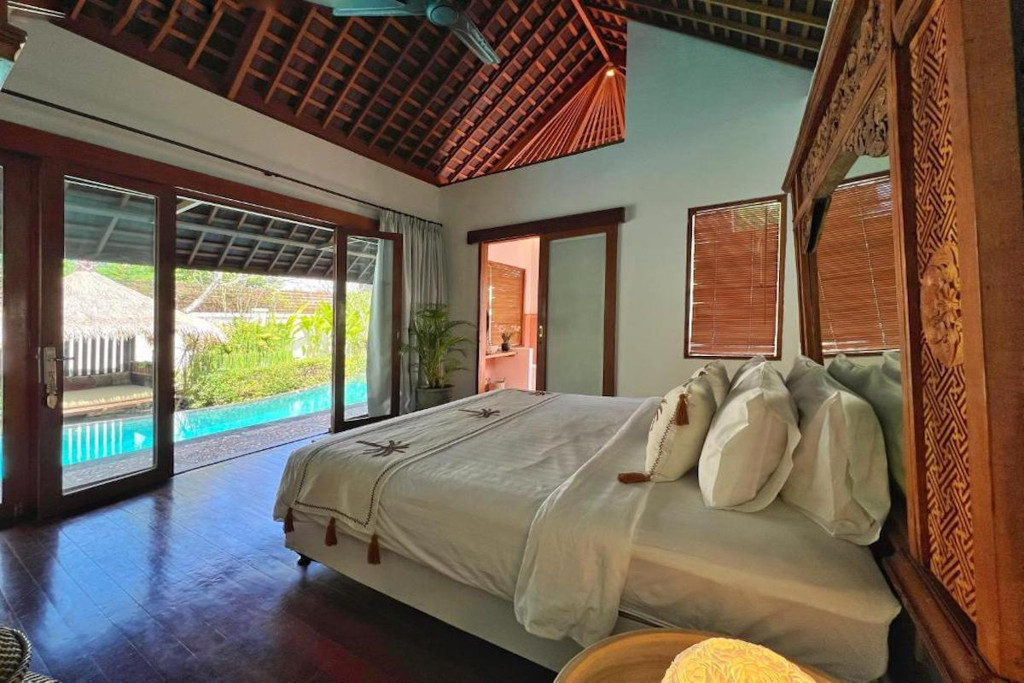 LEASEHOLD (19.5 YEARS) | 5-BEDROOM VILLA WITH LARGE GARDEN IN CENTRAL SEMINYAK
