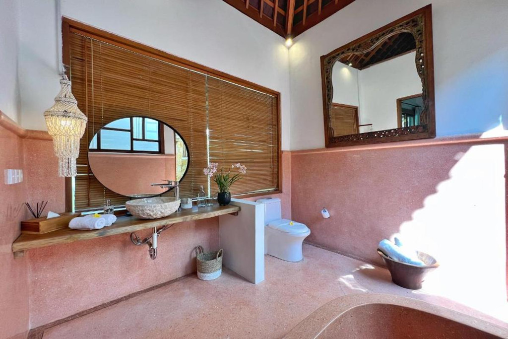 LEASEHOLD (19.5 YEARS) | 5-BEDROOM VILLA WITH LARGE GARDEN IN CENTRAL SEMINYAK
