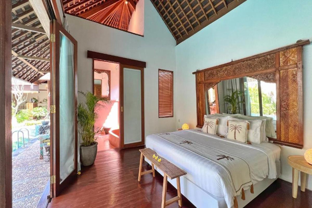 LEASEHOLD (19.5 YEARS) | 5-BEDROOM VILLA WITH LARGE GARDEN IN CENTRAL SEMINYAK