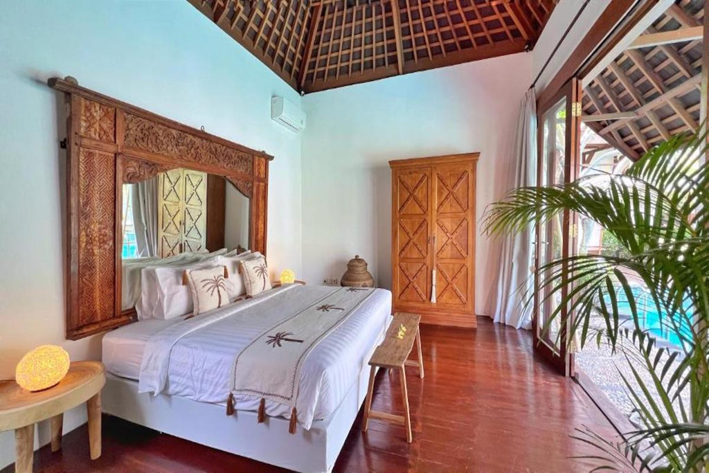 LEASEHOLD (19.5 YEARS) | 5-BEDROOM VILLA WITH LARGE GARDEN IN CENTRAL SEMINYAK