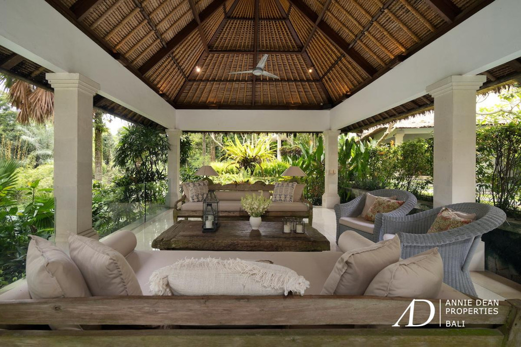 FREEHOLD | STUNNING 6-BEDROOM ESTATE SET BY A PENET RIVERSIDE JUNGLE SANCTUARY