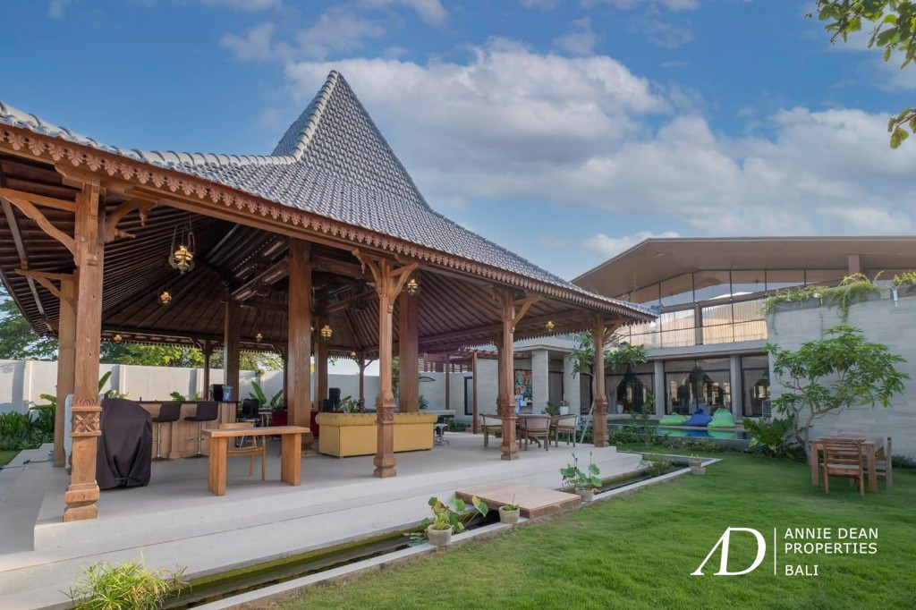 FREEHOLD | JOGLO-STYLE VILLA WITH MODERN ARCHITECTURE IN  SANUR