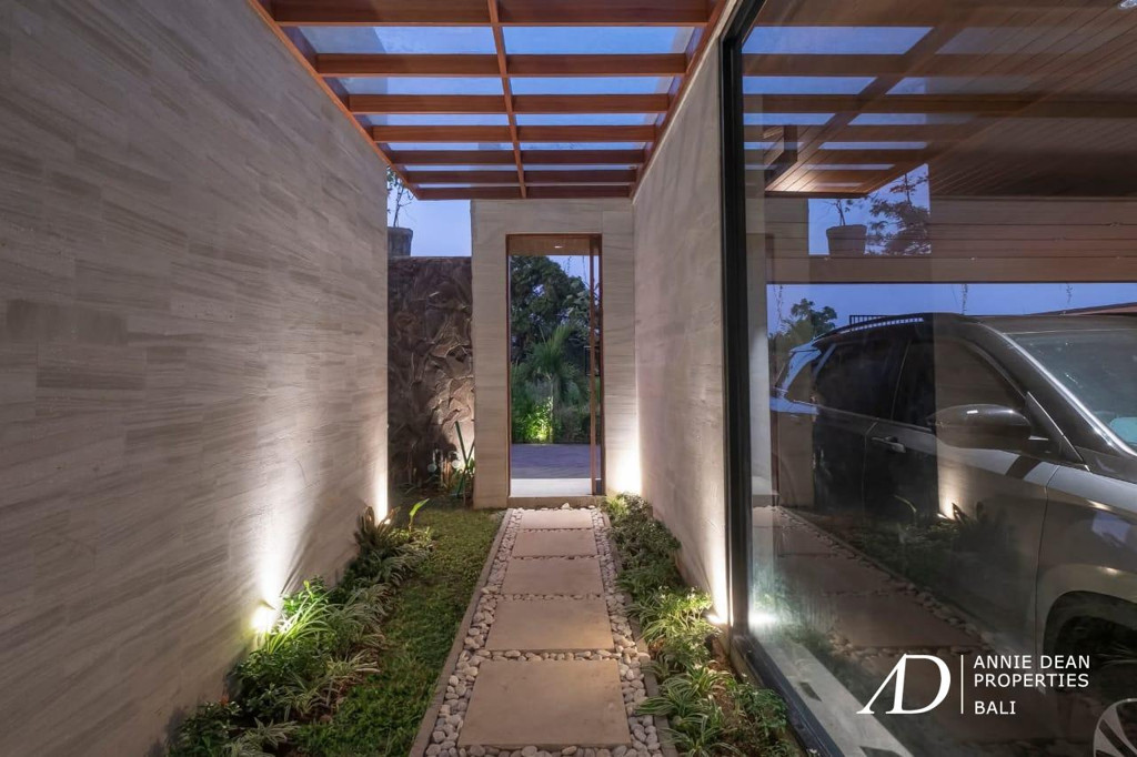 FREEHOLD | JOGLO-STYLE VILLA WITH MODERN ARCHITECTURE IN  SANUR