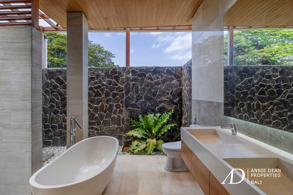 FREEHOLD | JOGLO-STYLE VILLA WITH MODERN ARCHITECTURE IN  SANUR