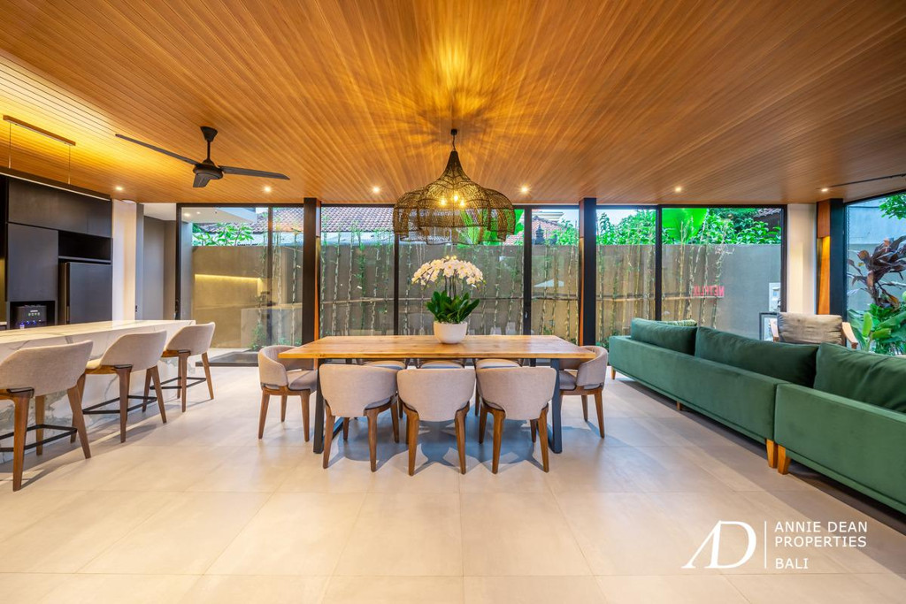 LEASEHOLD | MODERN LUXURY TROPICAL DESIGN VILLA IN CENTRAL SEMINYAK