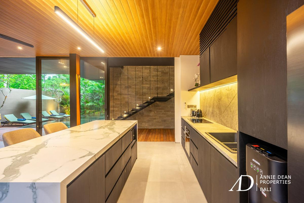 LEASEHOLD | MODERN LUXURY TROPICAL DESIGN VILLA IN CENTRAL SEMINYAK