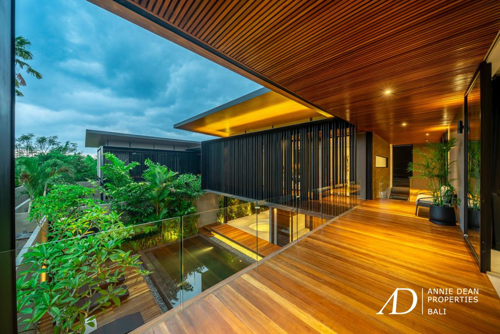 LEASEHOLD | MODERN LUXURY TROPICAL DESIGN VILLA IN CENTRAL SEMINYAK