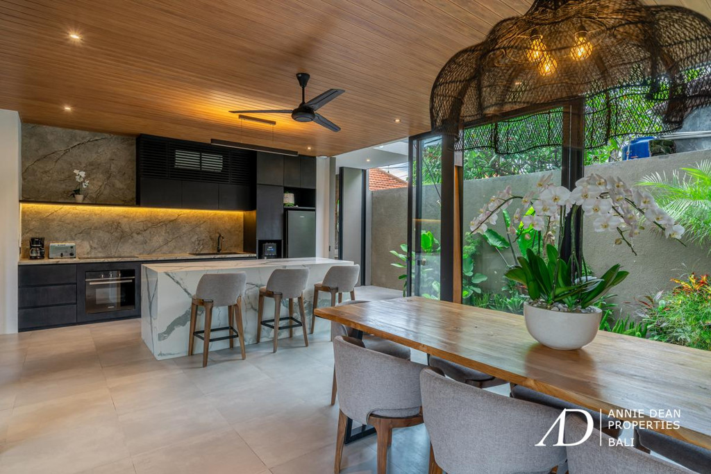 LEASEHOLD | MODERN LUXURY TROPICAL DESIGN VILLA IN CENTRAL SEMINYAK