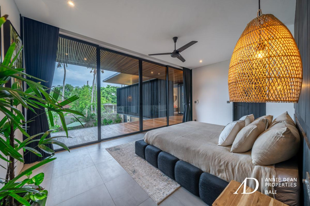 LEASEHOLD | MODERN LUXURY TROPICAL DESIGN VILLA IN CENTRAL SEMINYAK