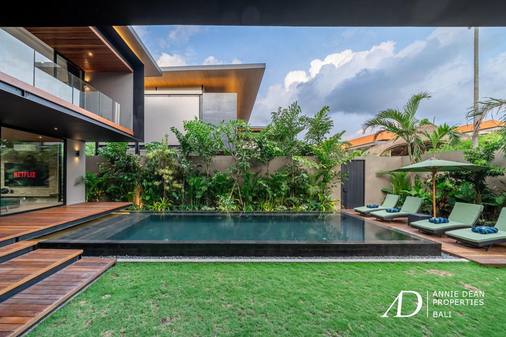 LEASEHOLD | MODERN LUXURY TROPICAL DESIGN VILLA IN CENTRAL SEMINYAK