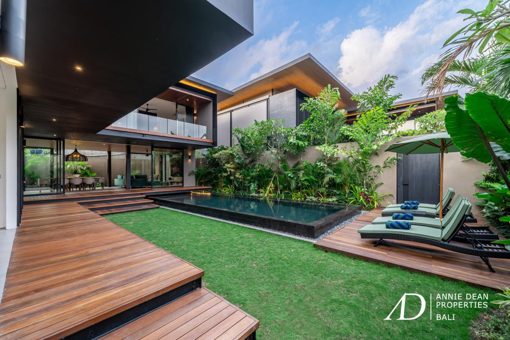 LEASEHOLD | MODERN LUXURY TROPICAL DESIGN VILLA IN CENTRAL SEMINYAK