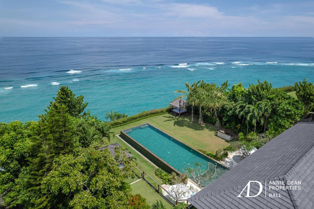 FREEHOLD | MAGNIFICENT CLIFF FRONT VILLA SET WITHIN A LUXURY ESTATE