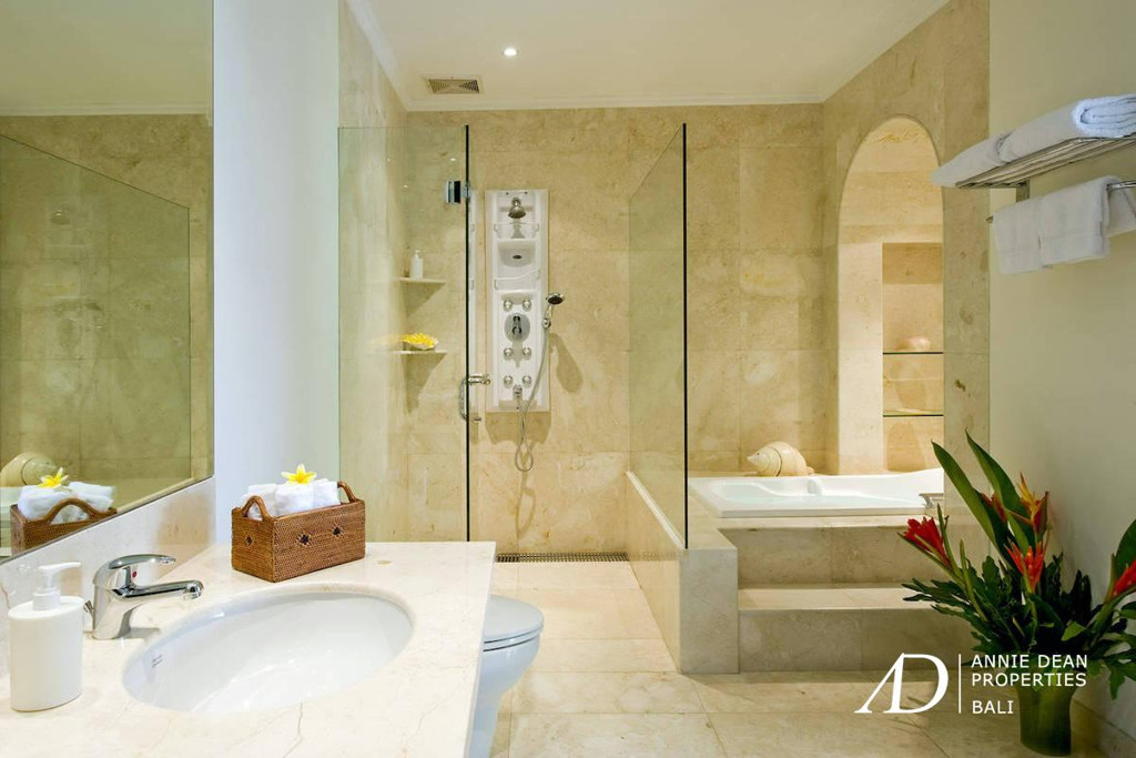 FREEHOLD | 8-BEDROOM ESTATE NEAR MERTASARI BEACH SANUR, BALI