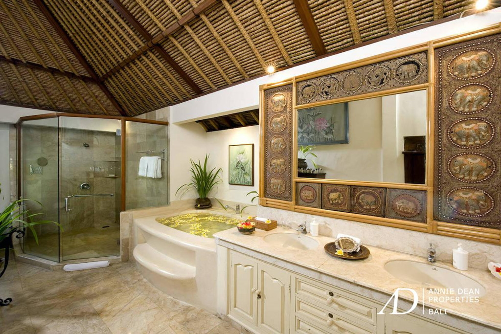 FREEHOLD | 8-BEDROOM ESTATE NEAR MERTASARI BEACH SANUR, BALI