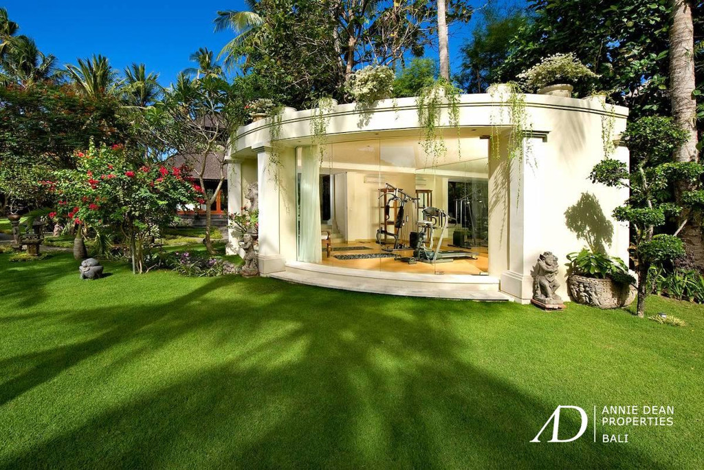FREEHOLD | 8-BEDROOM ESTATE NEAR MERTASARI BEACH SANUR, BALI
