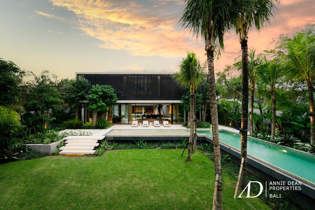 REEHOLD | ULTRA MODERN 6-BEDROOM LUXURY VILLA IN PERERENAN