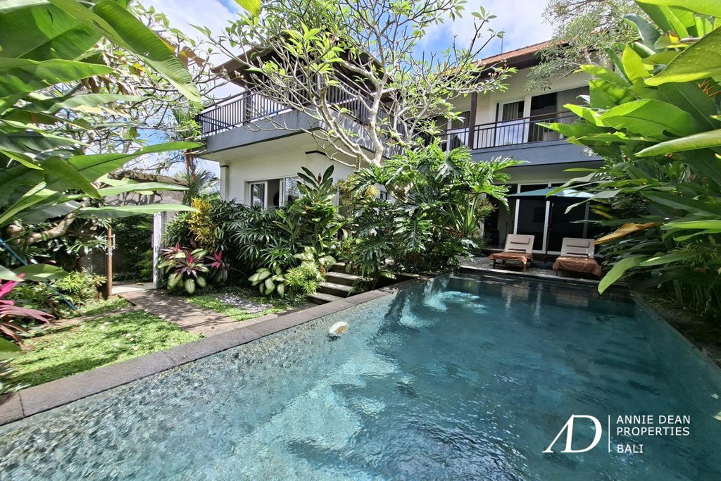 YEARLY/MONTHLY RENTAL | 3-BEDROOM VILLA WITH RICE FIELD VIEWS IN TUMBAKBAYUH.